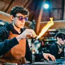 Artisan à la soufflerie Arribas dans le château de Condé-Sainte-Libiaire