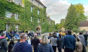 Foule de personne devant le château de Paley Emmenez-moi 2022