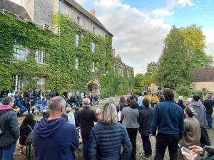 Foule de personne devant le château de Paley Emmenez-moi 2022