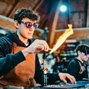 Artisan à la soufflerie Arribas dans le château de Condé-Sainte-Libiaire