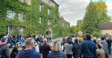 Foule de personne devant le château de Paley Emmenez-moi 2022