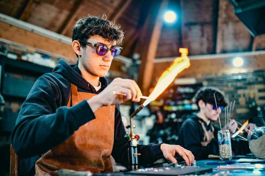 Artisan à la soufflerie Arribas dans le château de Condé-Sainte-Libiaire